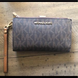 Michael Kors Wristlet ♥️